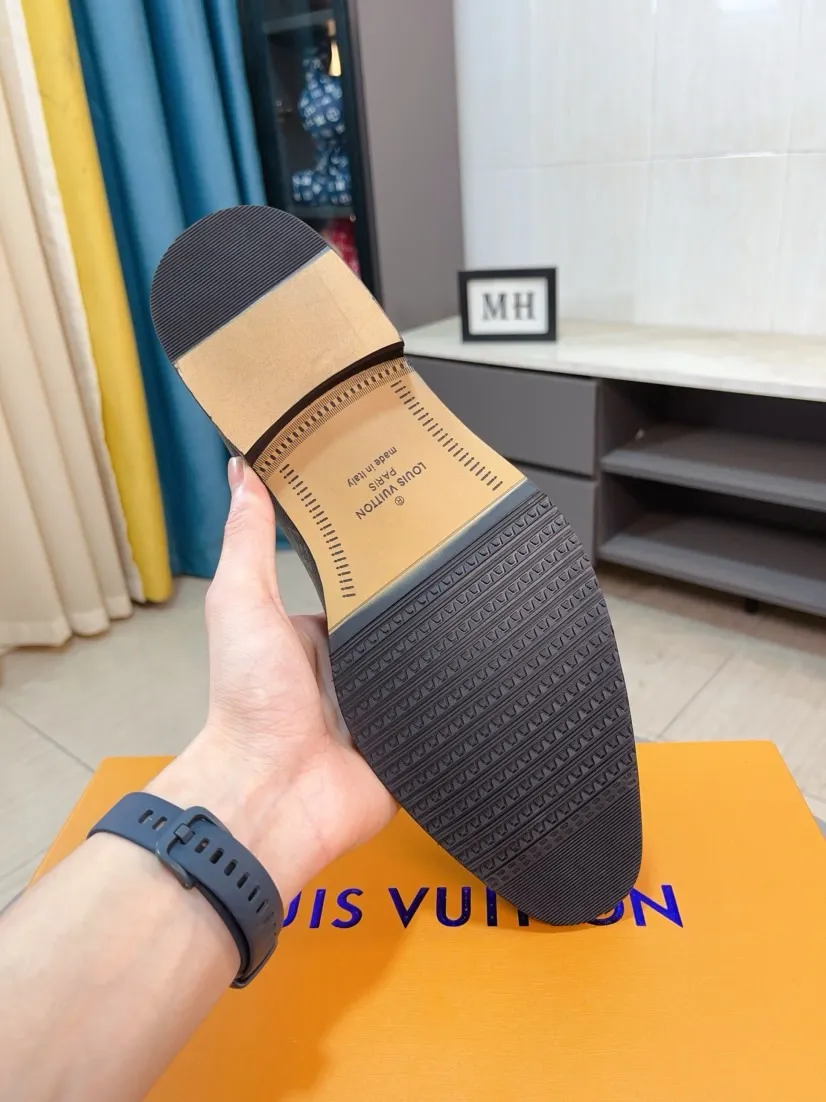 Ex-factory price 720🌹🌹High version [LV] Louis Vuitton's popular casual leather shoes🎖Fashionable and elegant🎖🎖Material: Original imported open-edge beaded cowhide, washed cowhide leather lining, original open-molded rubber outsole, high-end and classy, ​​elegant quality, instantly transforming into a handsome man ❤❤Standard\nNumber: 38-44